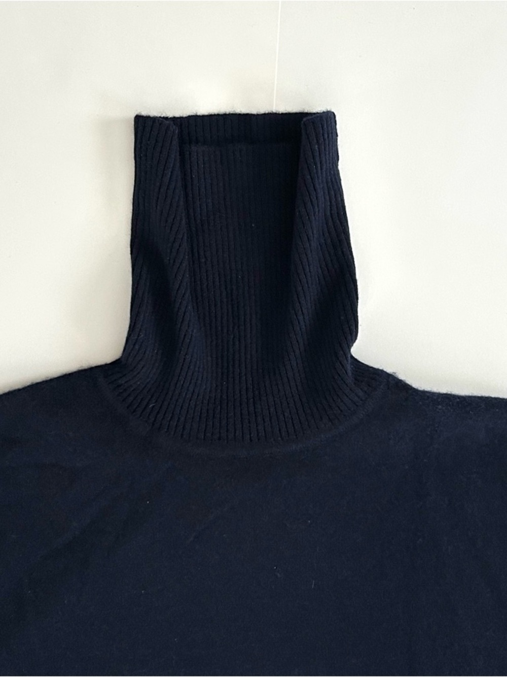 Qi Cashmere Turtleneck Sweater - Size L - Mens - Picture 4 of 12